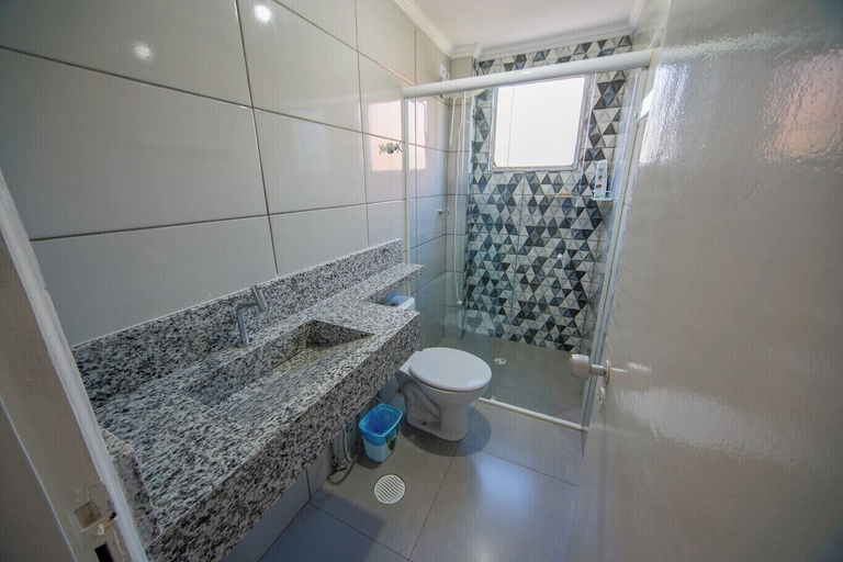 Room 5, Apto com Wi-fi Ar-condicionado e Vaga de Garagem, Guarujá