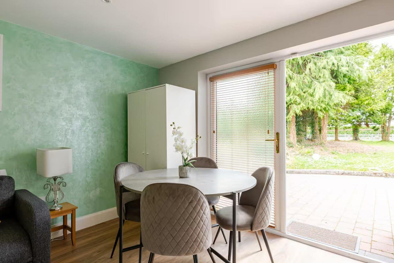 Dining 4, 1-bed Cosy Country Retreat- Sleeps 5, Emerald Park