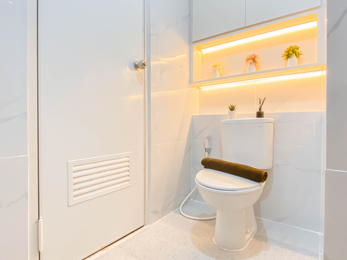 Bathroom 5, Warm and Modern Studio at Podomoro Golf View Apartment By Travelio, Bogor
