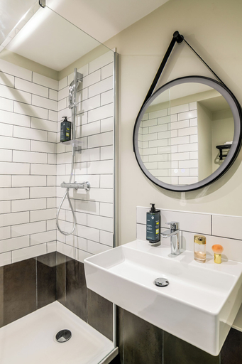Bathroom 5, ibis Bordeaux Nord Carbon Blanc, Gironde