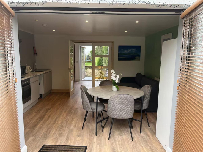 Dining 5, 1-bed Cosy Country Retreat- Sleeps 5, Emerald Park