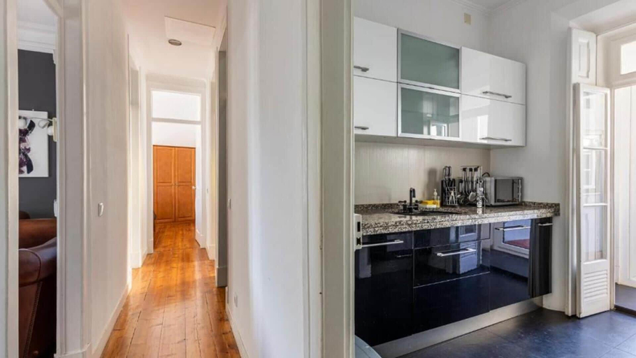 Private kitchen 2, Modern 2-bed Apartment - Heart of Downtown Lisbon, Lisbon