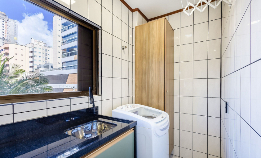 Interior, 3BR apt w/ Balcony, 150m to sea Meia Praia Eis305, Itapema