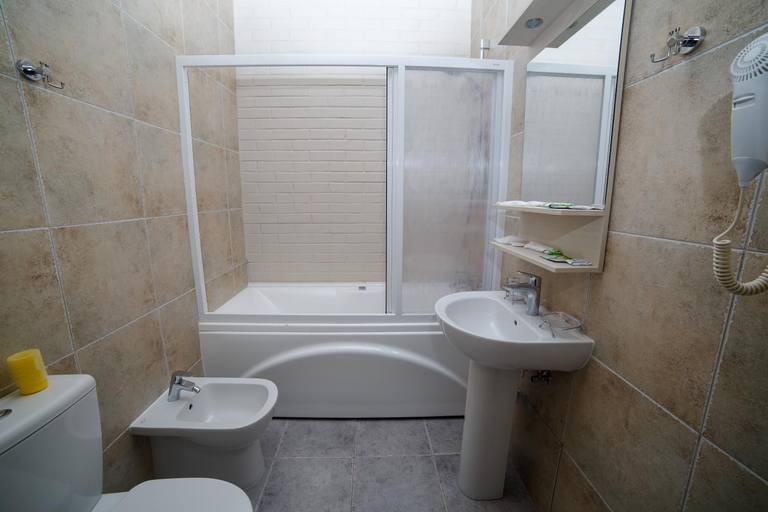 Others 4, Hotel Kristinn, Eastern