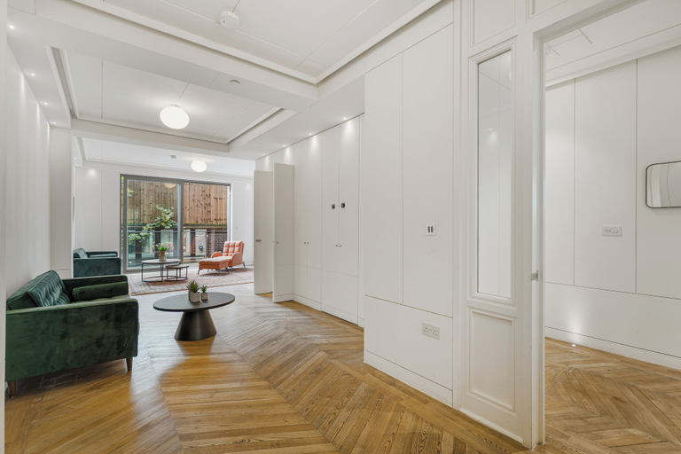 Living area 5, Spacious 5 Bdrm Townhouse in Camden, London
