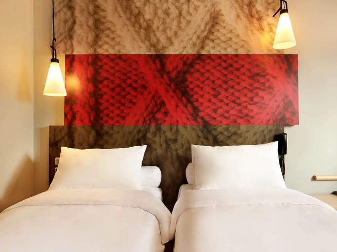 Bedroom 5, ibis Senlis, Oise