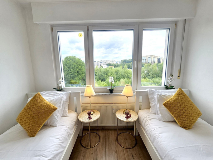 Room 5, Well Appointed 2BR w terrace&parking, Luxembourg