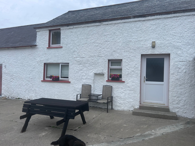 Outdoor dining, Kilkenny Organic Farm 2-bed Apt, Sleeps 4, Parking