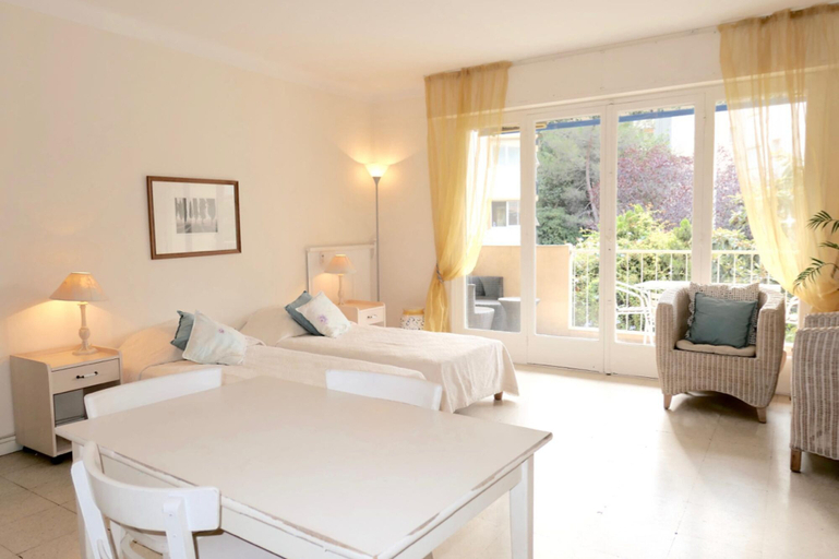 Room 2, Large Studio apt for 2 With Balcony Walking Distance Croisette - 1977, Alpes-Maritimes