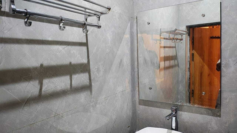 Bathroom, manya home stay, Agra