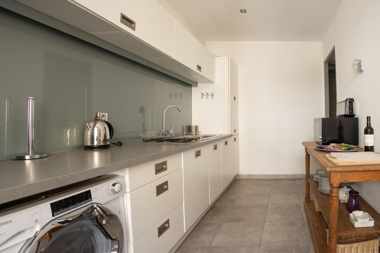 Room 3, Centrally Located Modern 2 Bed Apartment in Cannes With Aircon and High Ceilings and Modern Design - 696, Alpes-Maritimes