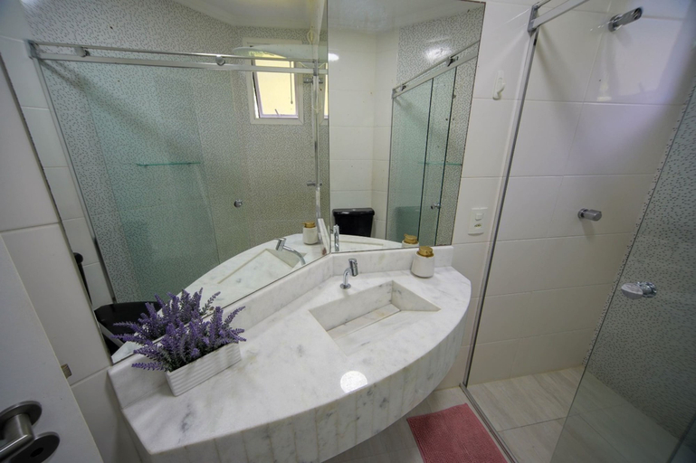 Room 4, Apto Completo com Wi-fi Ar-cond a 200m da Praia, Guarujá