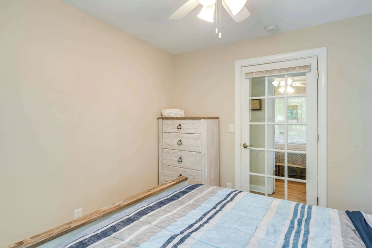 Room 2, Lakeview Lodge - Stay for 6, Walworth