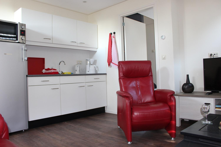 Others 5, Logement de Garage, Sneek