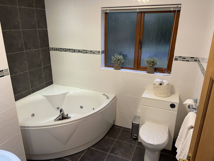 Bathroom 4, Foxglove Cottages, Stirling