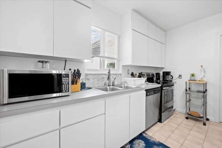 Private kitchen, Koi Pond Oasis Near Beach Downtown, Palm Beach