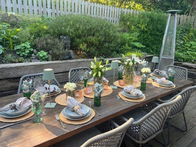 Outdoor dining 2, Spacious 5-bed House - Garden, Parking & Bbq