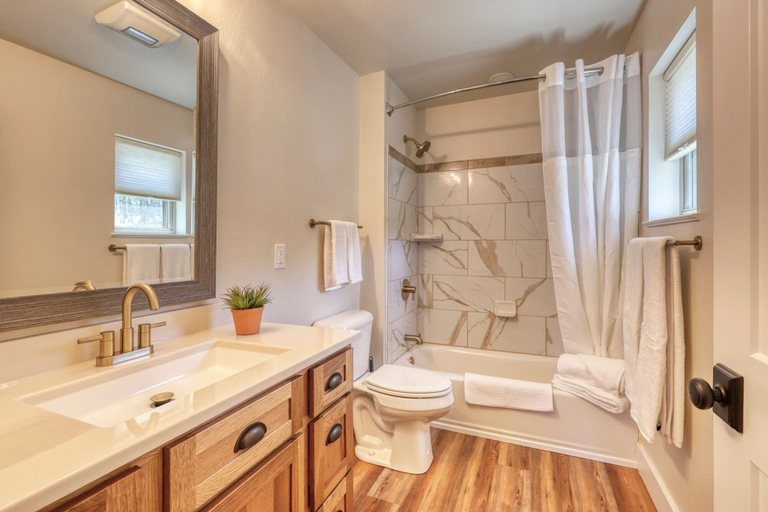 Room 2, Saddle Up For Luxury - 15 Minutes to Mt Rushmore, Pennington