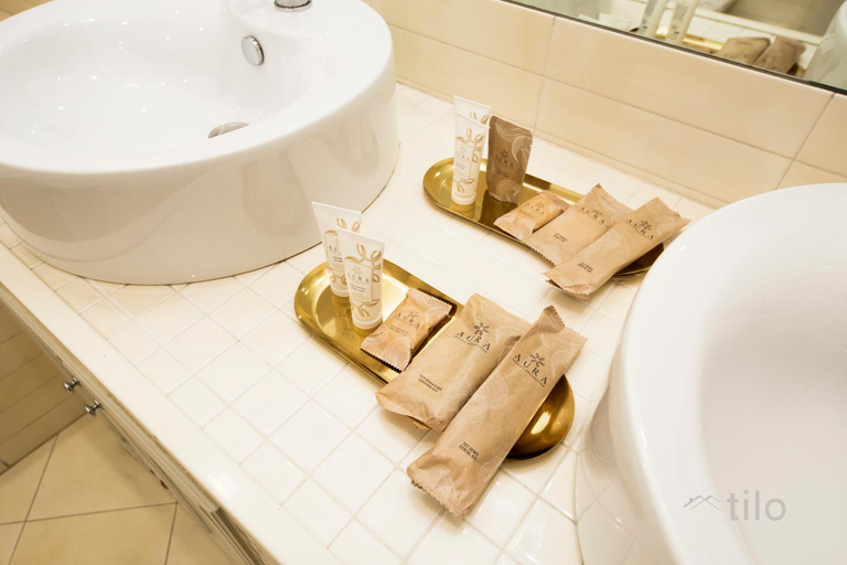 Bathroom 4, Tilo, Genova