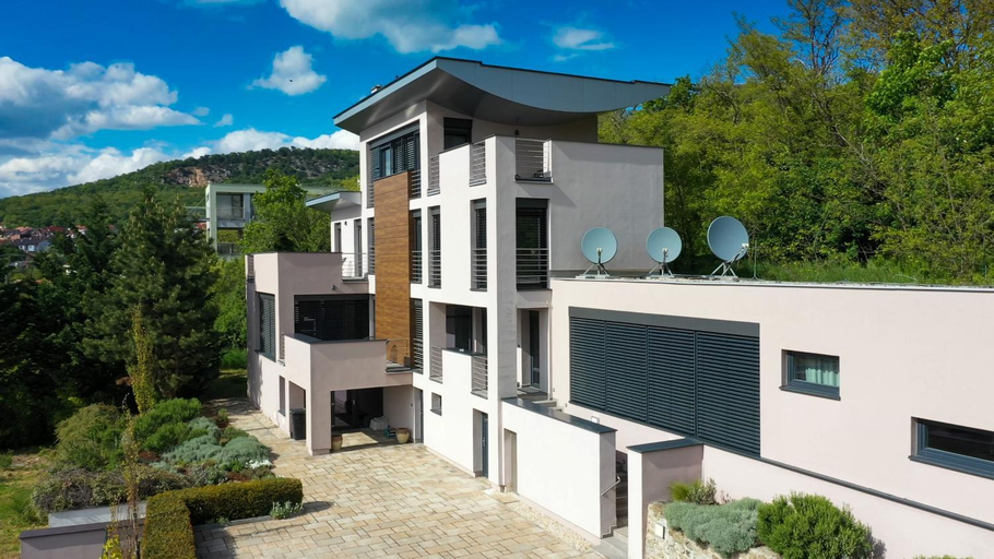 Exterior & Views