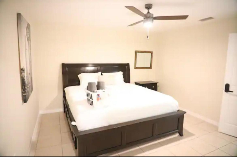 Others 4, Gorgeous King Master room with private lavatory, Polk