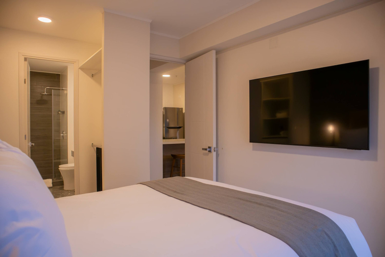 Room 4, w Comfort 2BR w Private Balcony in San Isidro, Lima