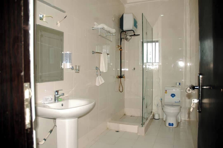 Bathroom, Ridge Ville Apartment by Platinum, Fagge