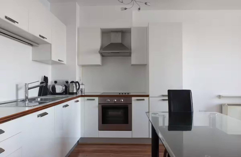 Private kitchen 4, Waterfront Views 2 Beds / 2 Baths, Dublin