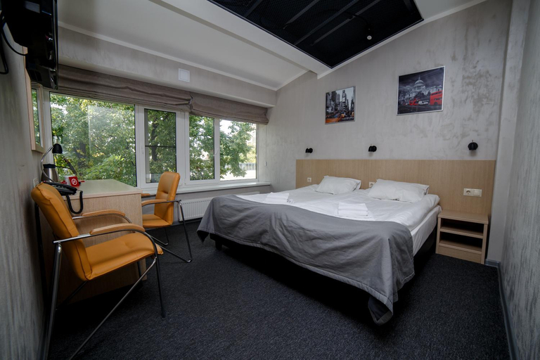 Others 3, Hotel Kristinn, Eastern