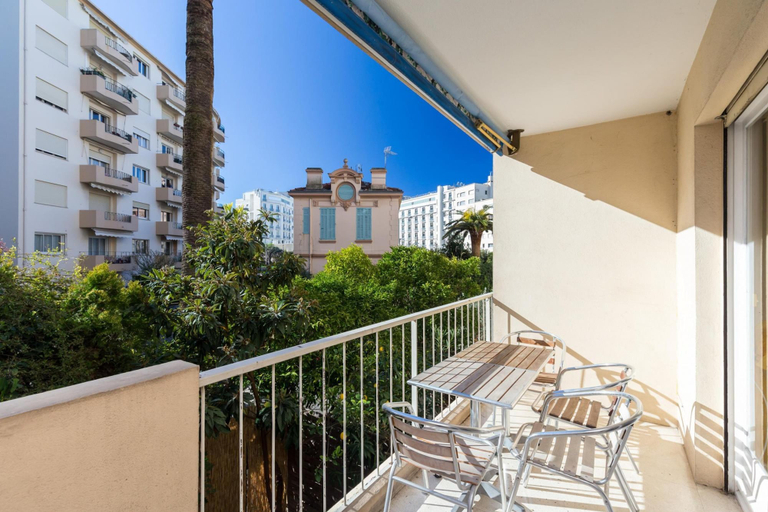 Room 3, Large Studio apt for 2 With Balcony Walking Distance Croisette - 1977, Alpes-Maritimes