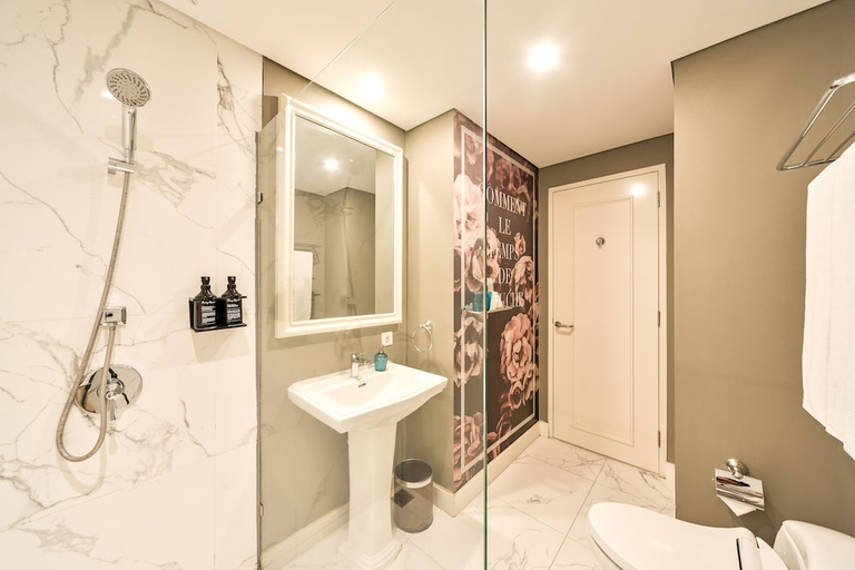 bathroom 12