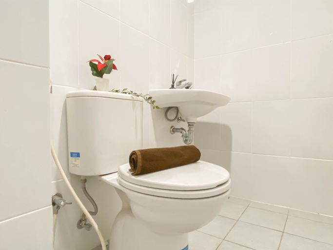 Bathroom 5, Standard Look Studio at Patraland Urbano Apartment By Travelio, Bekasi