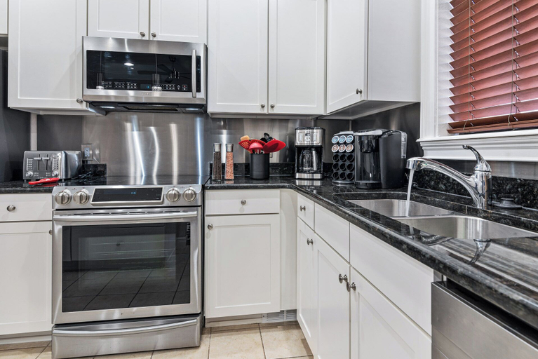 Private kitchen 4, Inviting 5BR Villa in Reunion Resort, Osceola
