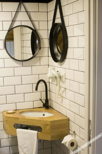 Bathroom 5, Hot Budget, Beşiktaş