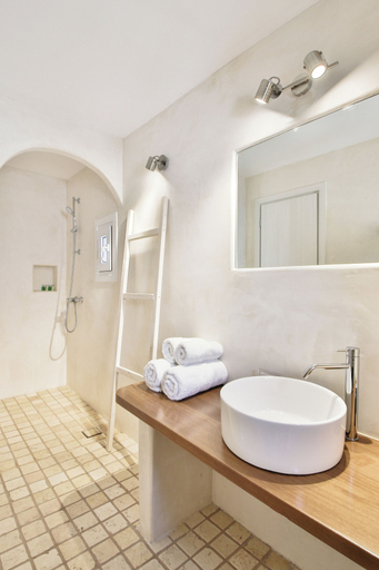 Bathroom 3, Baba Houlakia, South Aegean