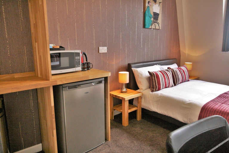 Bedroom 5, Central Hotel Gloucester by RoomsBooked, Gloucestershire