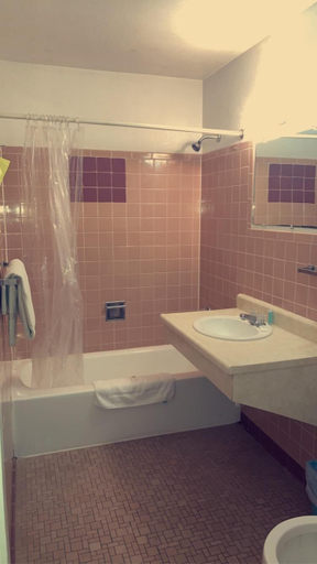 Bathroom 3, Riverview Cabins, Fulton