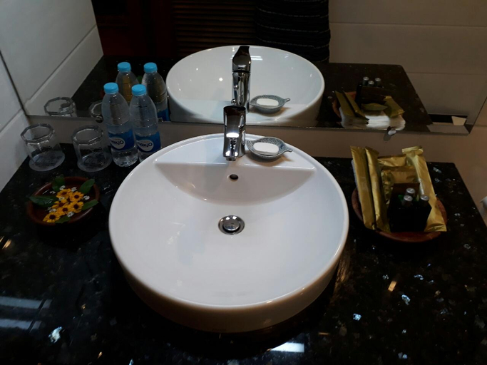 Bathroom, Hotel Shwe Yee, Yangon