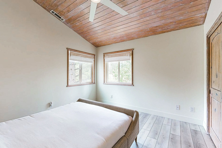 Room 3, Big Bear White Skies #674, San Bernardino