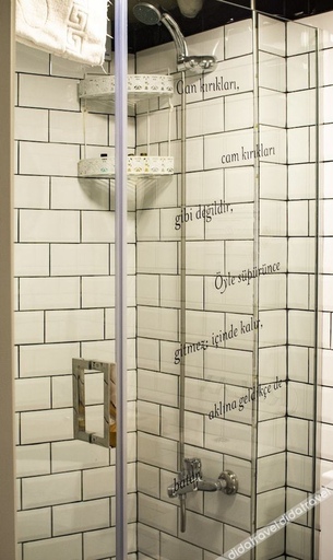 Bathroom 5, Hot Budget, Beşiktaş