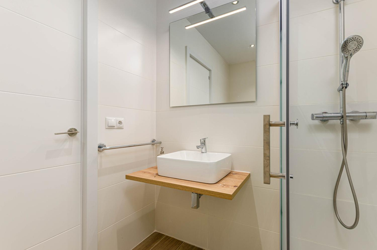 Bathroom 2, Port Apartments, Baleares