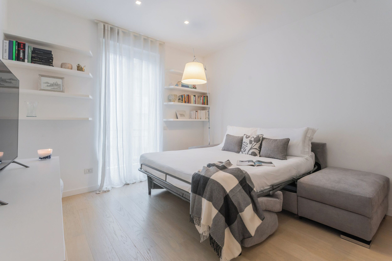 Living area 4, Central & White Apartment by Rent all Como, Como