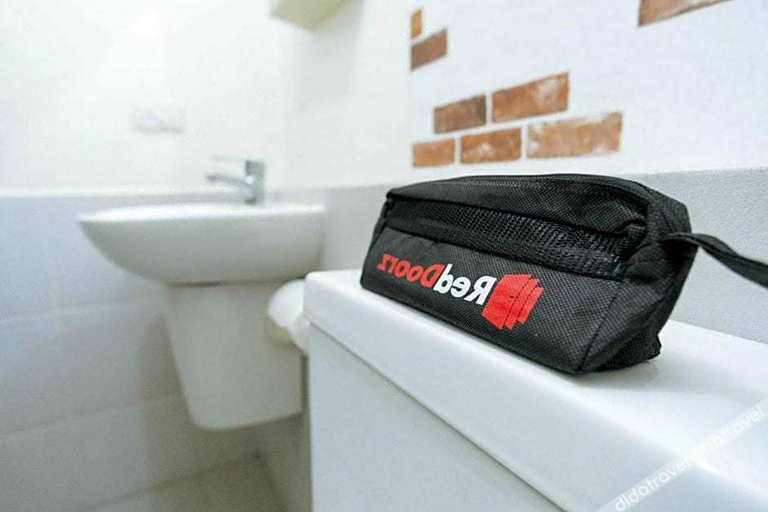 Bathroom 5, RedDoorz @ Taman Royal Tangerang, Tangerang