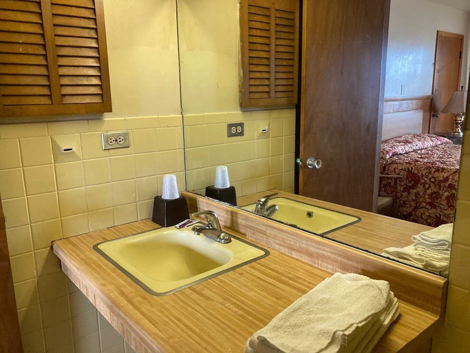 Bathroom, Highland Manor Motel, Dupage