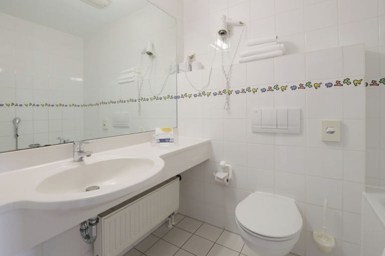Bathroom, ホテル・アム・カイ334, Rostock