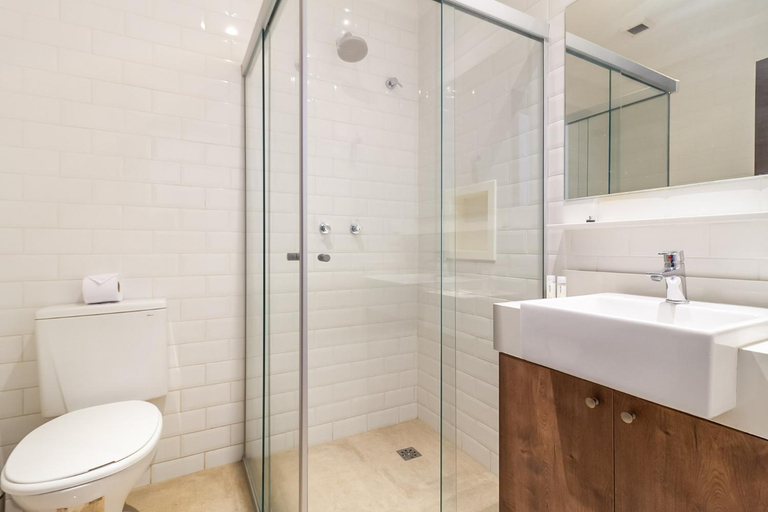 Bathroom 2, 360 Liberdade by Housi, São Paulo