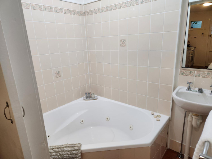Bathroom 2, Ferns Miners Rest, Mount Morgan