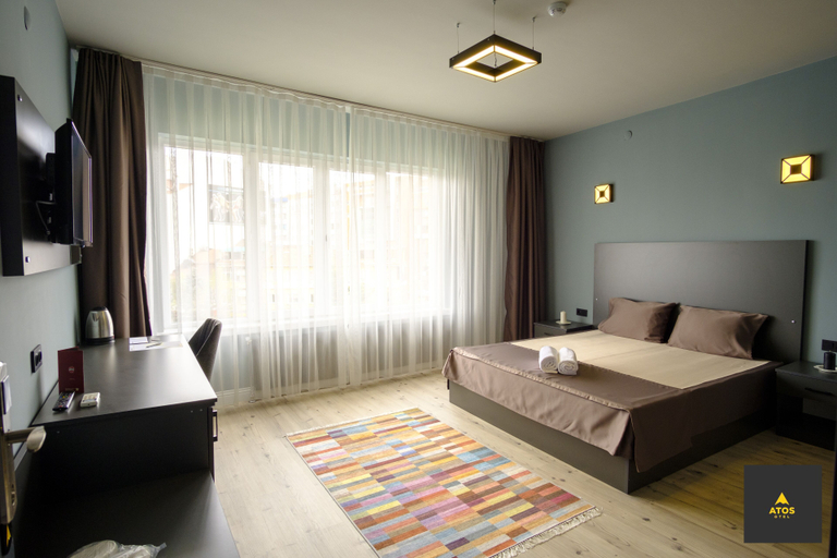 Others 4, Atos Otel, Merkez