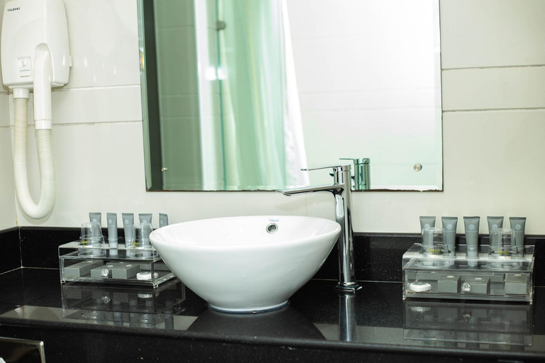 Bathroom 4, Lancaster Kumasi City Hotel, Kumasi
