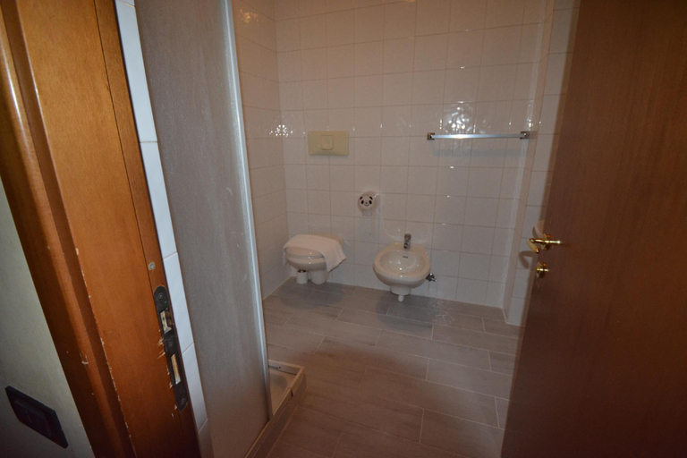 Bathroom 3, Hotel Ferrarese, Roma